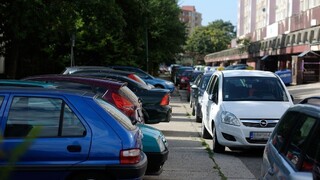 Zvýhodnia domácich. Petržalka ide zaviesť nový parkovací systém
