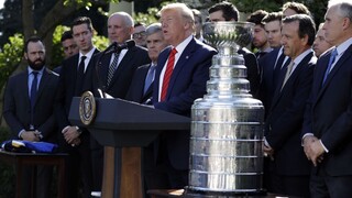 Trump prijal víťazov Stanley Cupu, dostal aj vlastný dres