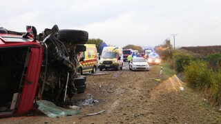 Obrovská tragédia pri Nitre. Plný autobus sa zrazil s nákladiakom