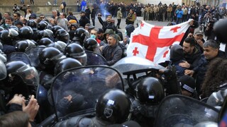 Demonštrantov v Tbilisi rozohnali policajti vodnými delami