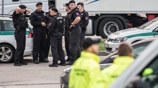 Kamión havaroval na pumpe, zvedaví vodiči pôsobili kolóny na D1