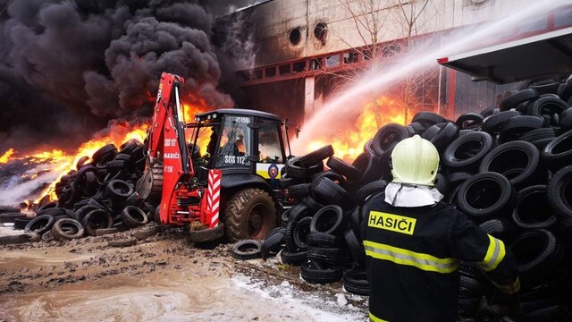Fotogaléria: S veľkým požiarom výrobnej haly bojovali celú noc