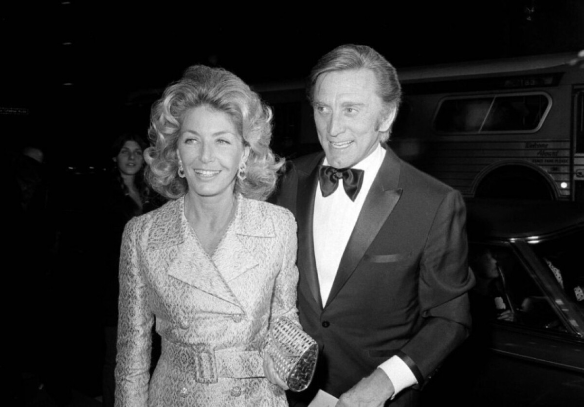 obit-kirk-douglas-50555-b42d404d9c934897830b65c6ea58fdcc_e4ef5388.jpg