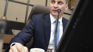 Nakazený šéf ÚVO bol naposledy na rokovaní vlády na konci februára