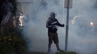 Brutálny zásah polície vyvolal ničivé nepokoje. Povolali gardu