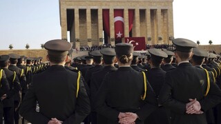 Turecko robí čistky v armáde. Vydalo zatykač na 118 ľudí