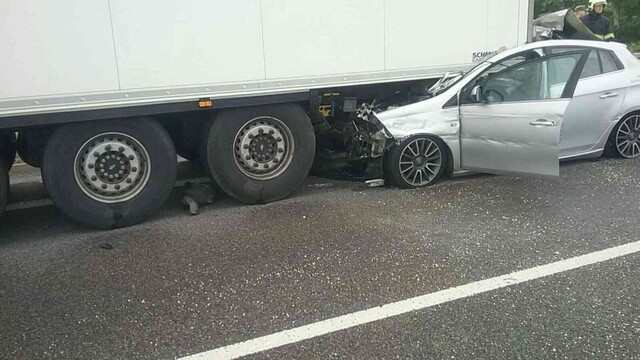 Auto zostalo zakliesnené pod kamiónom, zrážka si vyžiadala obeť