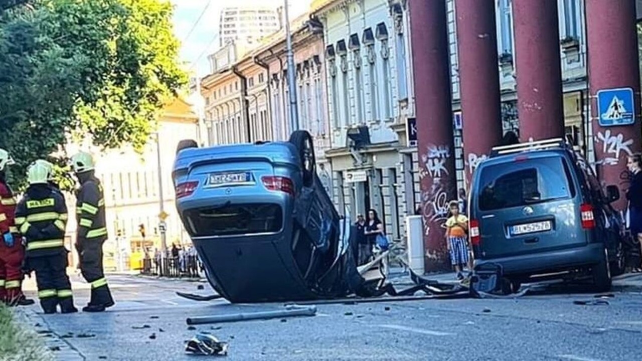 Hrozivo vyzerajúca nehoda. Auto skončilo po zrážke na streche