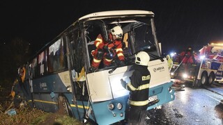 Peniaze pre obete havárie autobusu rozdali, niektorí rozdelenie kritizujú