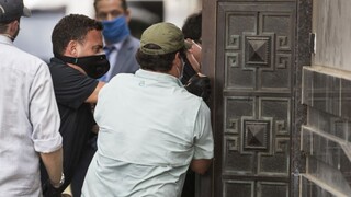 Napätie sa vyostruje, do priestorov konzulátu prenikli násilím
