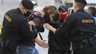 Voľby rozpútali násilie. Na rozhnevaný dav použili i vodné delá