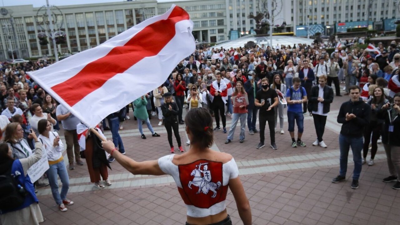 Polícia rozohnala protesty v Minsku, úrady zadržali desiatky ľudí