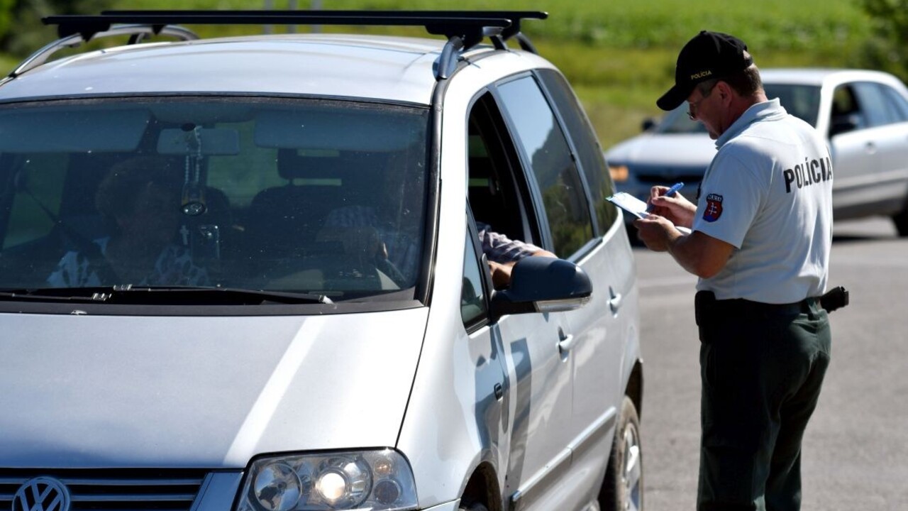 polícia policajt kontrola (1140px) TASR/Roman Hanc