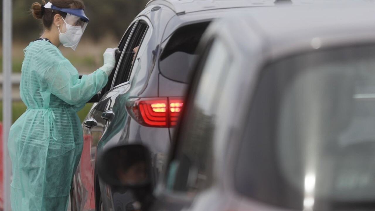 Stredoškoláci sa stretli s infikovaným, museli ísť do karantény