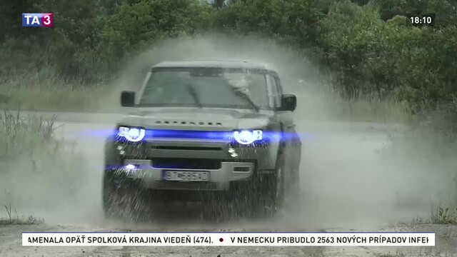 Krízovka s novým Defenderom v teréne