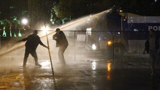 Protestovalo sa aj v Tbilisi, polícia použila aj vodné delá a plyn