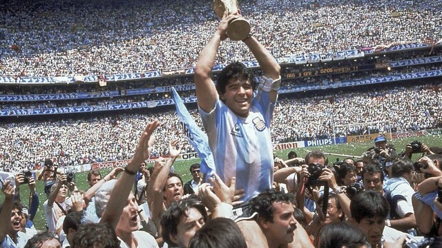 Po náhlej smrti Maradonu smúti pápež aj milióny fanúšikov