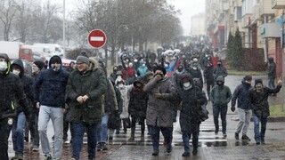 Proti Lukašenkovi sa postavili aj seniori. Do ulíc ich vyšli stovky