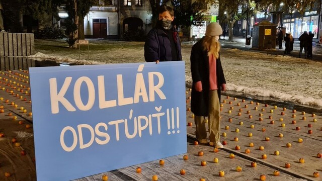 Kollár je vraj politický omyl, na námestí rozložili tisícky jabĺk