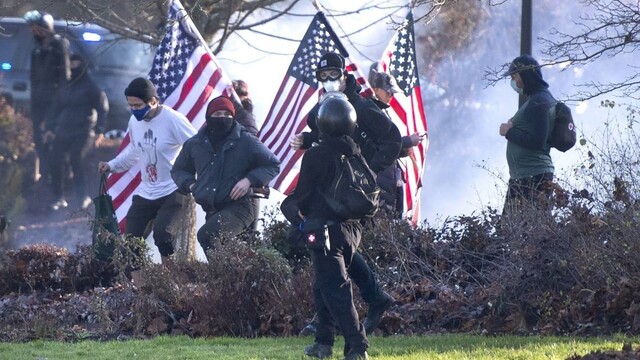 Trumpových stúpencov prišlo na protest menej. Strieľalo sa