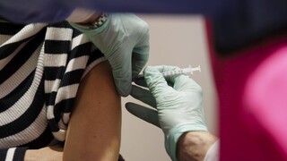S očkovaním sa vo svete začalo už v novembri, prvé bolo Rusko