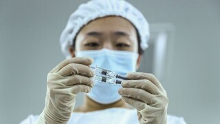 Čína schválila vlastnú vakcínu, zaočkovali už milión zdravotníkov