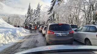 Skalka čelí veľkému návalu lyžiarov, polícia musela uzavrieť cestu