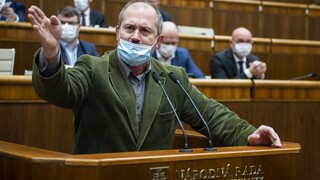 Kotlebovci sa pustili do svojho šéfa, pobúrila ich zmena v strane