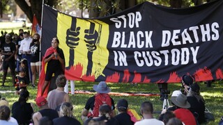 Protest miesto osláv. Ľudia sa zhromaždili na podporu Aborigénov