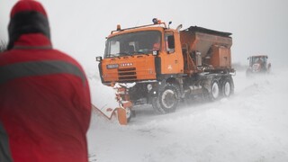 Popadané stromy i uzavretá cesta. Počasie opäť vyčíňa