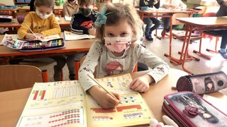 Z lavíc domov. Staromestské školy prejdú na dištančnú výučbu