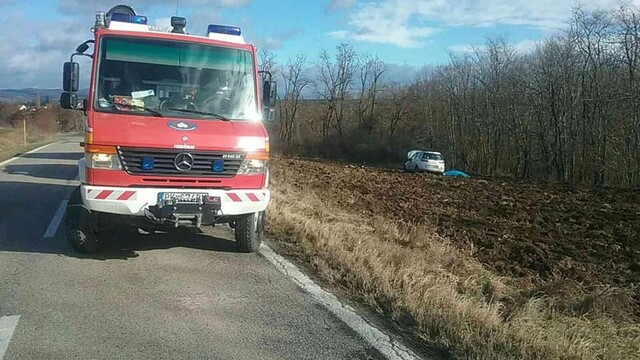 Pri Budmericiach zahynula žena, jej auto vyletelo zo zákruty do poľa