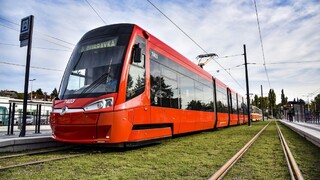V bratislavskej Dúbravke sa zrazila električka s autom