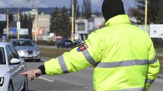 Policajti budú kontrolovať dovolenkový zákaz, stretnete ich aj na letiskách