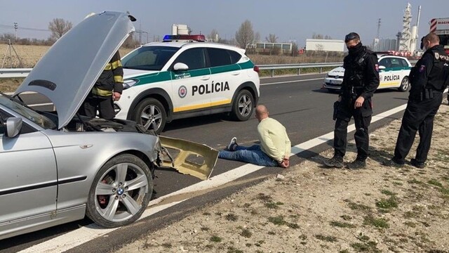 Naháňačka na diaľnici. Vodič nereagoval ani na policajné výstrely