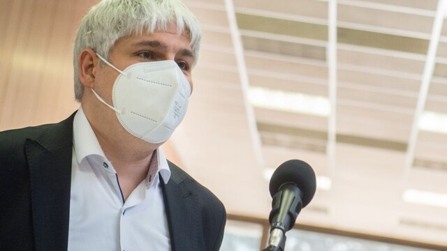 Kedy bude v nemocniciach pod tisíc ľudí? Vedec Čekan má dobré správy