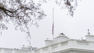 Po útoku na policajtov smúti aj Biden, spustili vlajky na Bielom dome