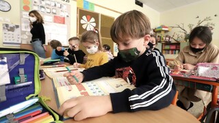 Deti do ukončenia prvého stupňa ZŠ nebudú musieť nosiť respirátor