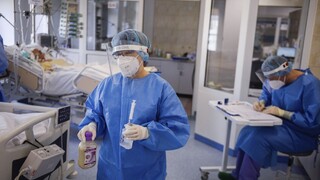 V Indii podľahlo nákaze doteraz najviac ľudí, nemocniciam dochádza kyslík