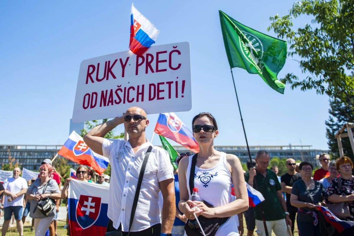 Účastníci protestného zhromaždenia proti očkovaniu a zotročovaniu Slovenska pred Úradom vlády SR v Bratislave.