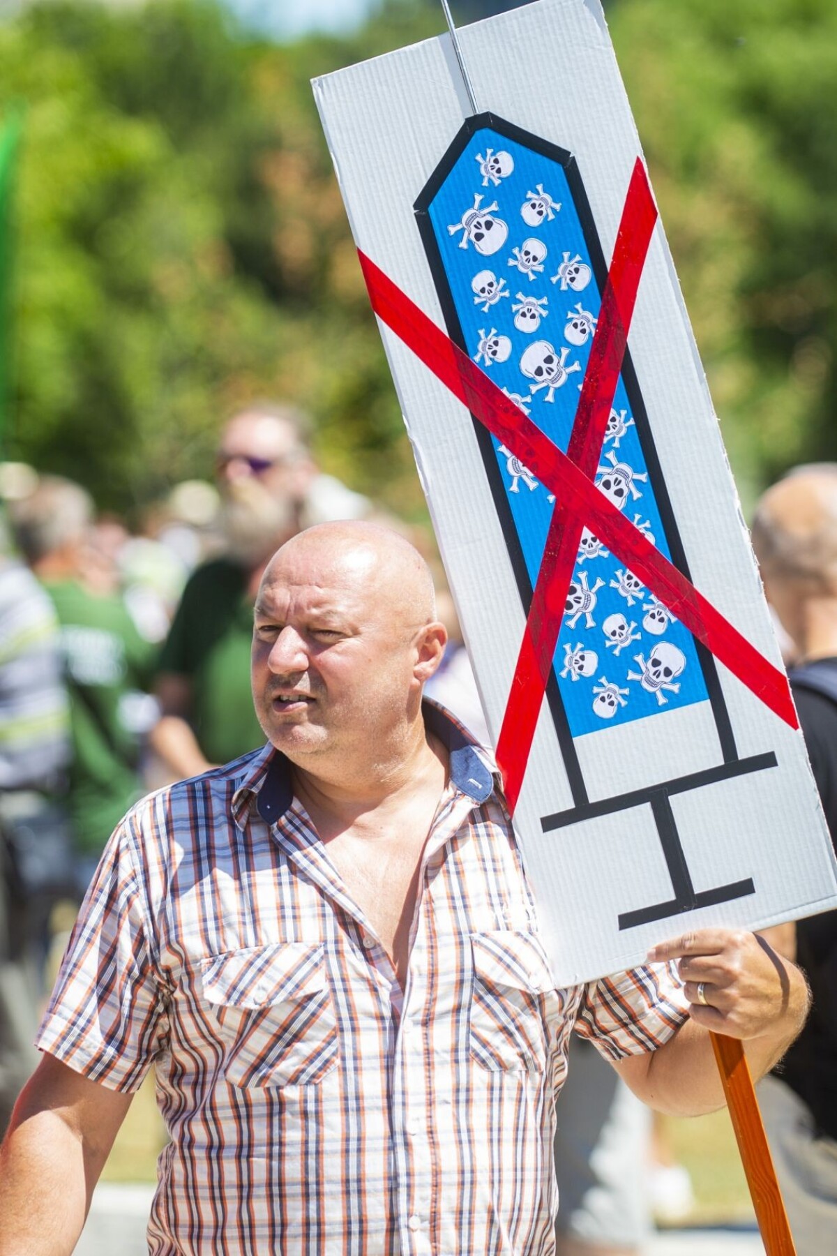 Účastníci protestného zhromaždenia proti očkovaniu a zotročovaniu Slovenska pred Úradom vlády SR v Bratislave.