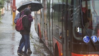 Silné dažde potrápia Slovensko. Výstrahy platia pre viaceré okresy, hrozia aj povodne