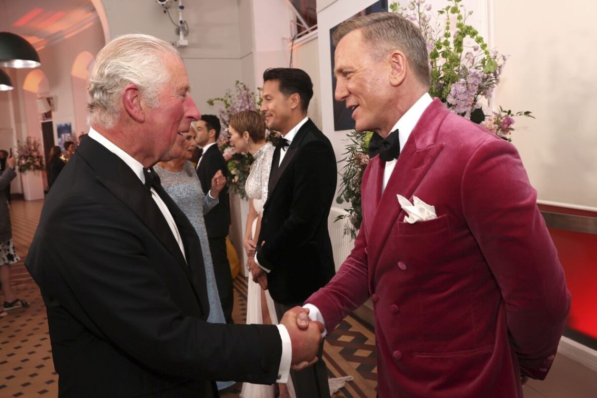 britský princ Charles a herec Daniel Craig