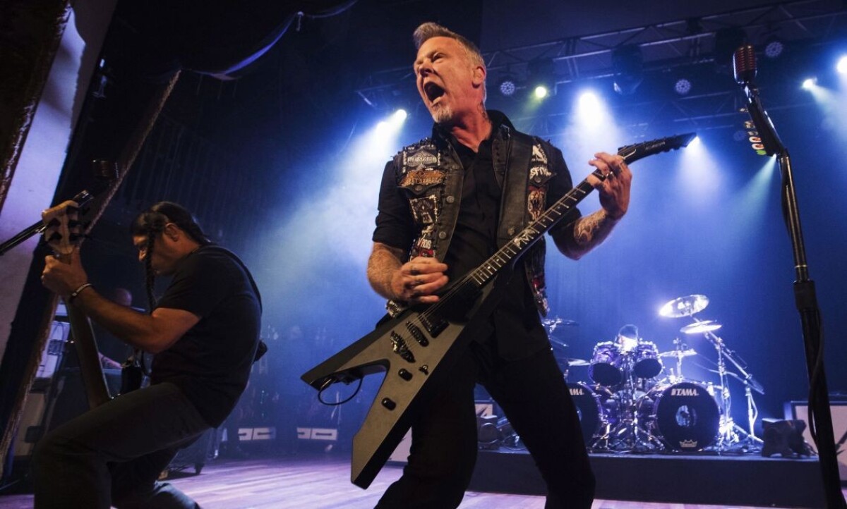 V popredí James Hetfield