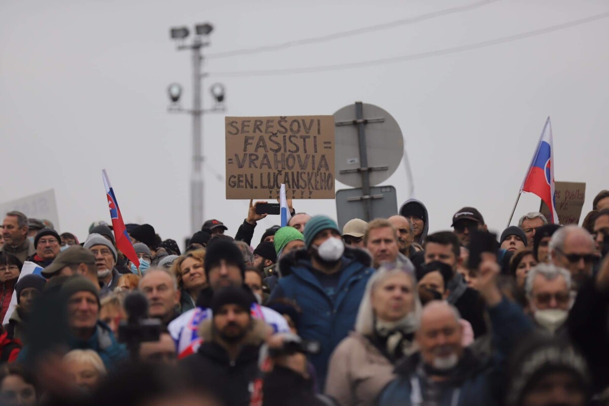 Protest pred budovou NR SR