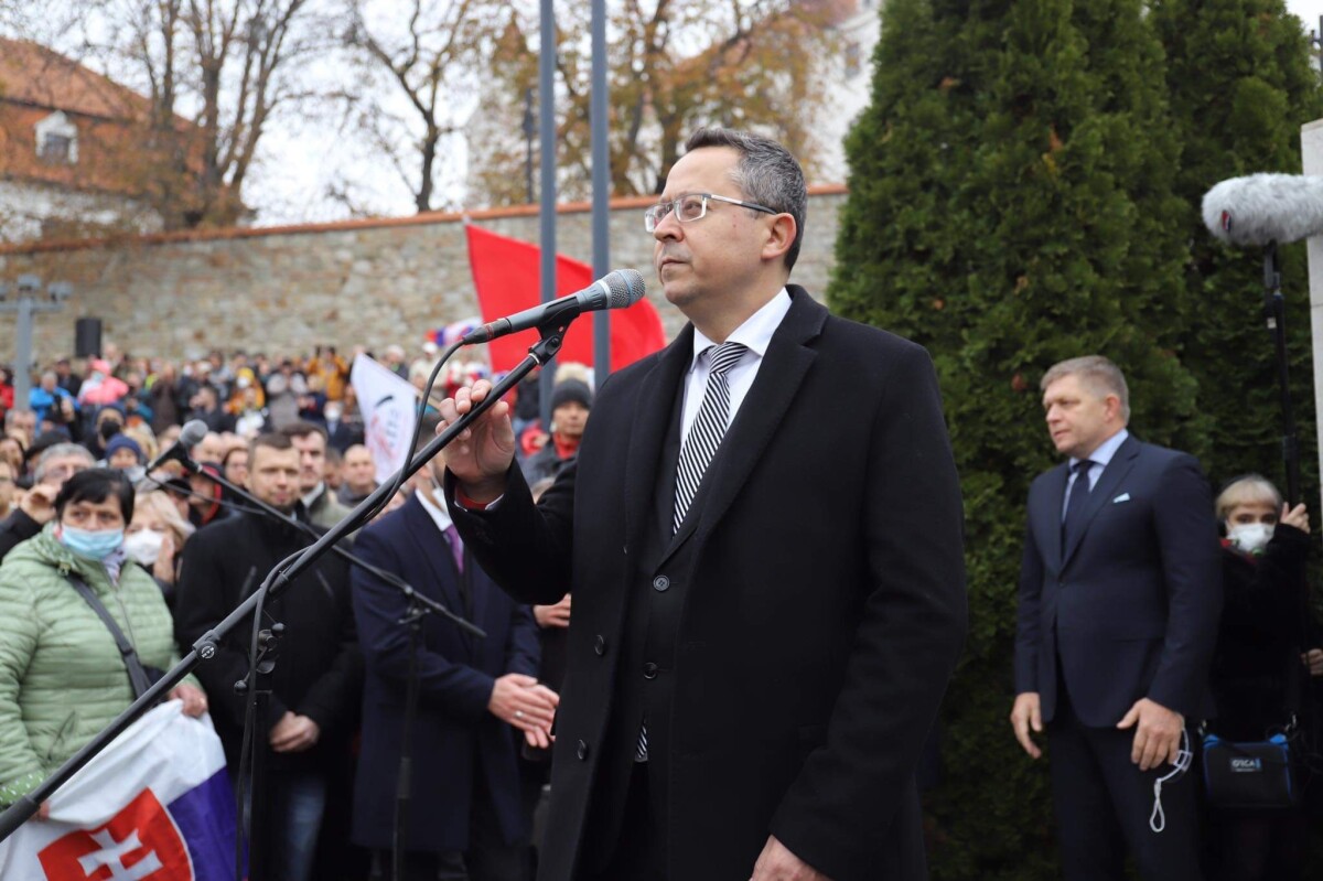 Protest pred budovou NR SR