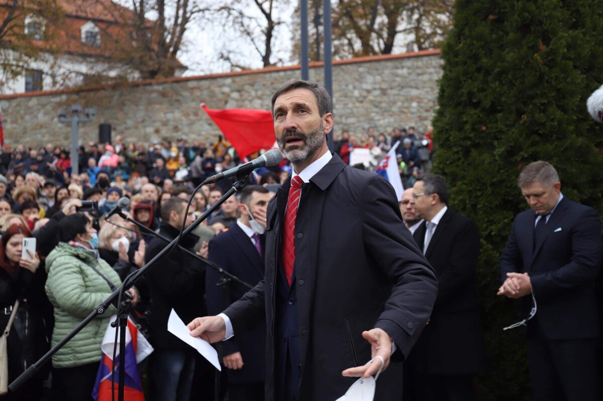 Protest pred budovou NR SR