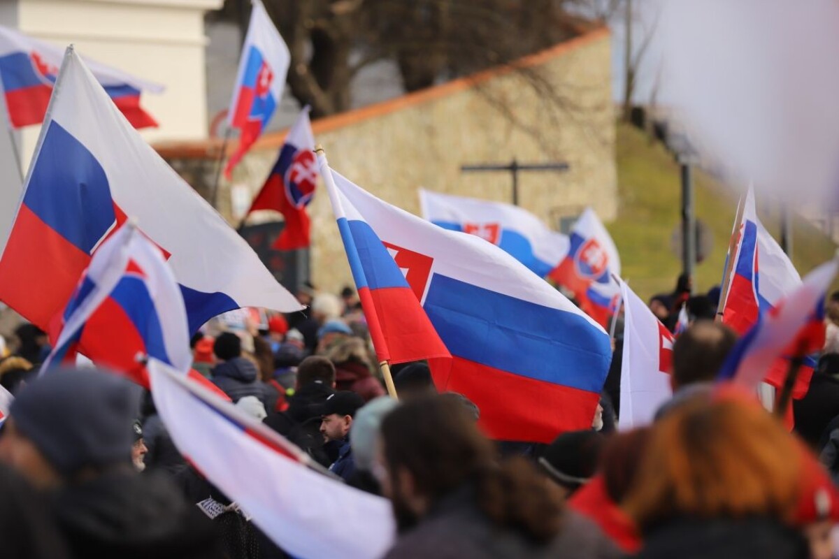 Protest proti obrannej zmluve s USA.