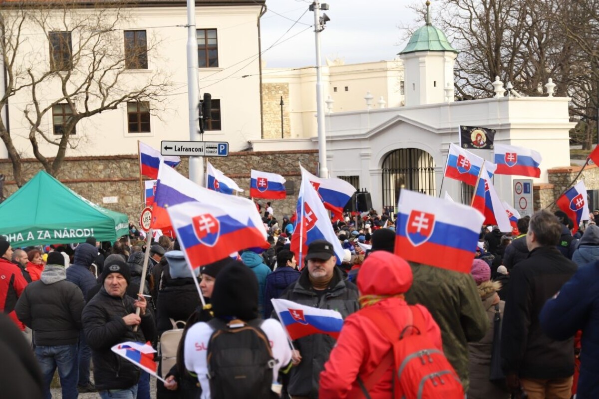 Protest proti obrannej zmluve s USA.