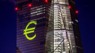 Euro sa po prudkom oslabení spôsobenom krokmi Fed opäť stabilizovalo
